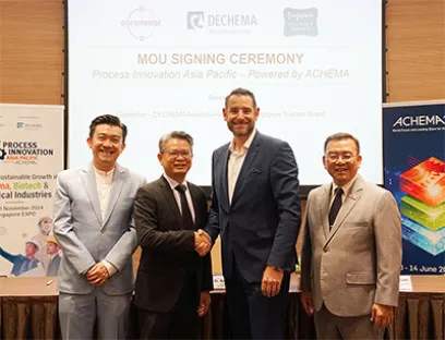 Das Projektteam (v.l.n.r.): Paul Lee und James Boey von Constellar, Björn Mathes, CEO der Dechema-Ausstellungsgesellschaft und Poh Chi Chuan vom Singapore Tourism Board, Bild: Dechema v.l.n.r.: Paul Lee und James Boey von Constellar, Björn Mathes, CEO der Dechema-Ausstellungsgesellschaft und Poh Chi Chuan vom Singapore Tourism Board