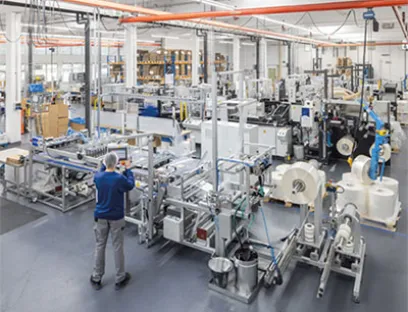 Die neu eingerichtete Verbeutelungsanlage in Kempten ist in der Lage, auf die Bedürfnisse der Kunden zugeschnittene Schrumpfbeutel zu liefern, Bild: Adapa Die neu eingerichtete Verbeutelungsanlage in Kempten ist in der Lage, auf die Bedürfnisse der Kunden zugeschnittene Schrumpfbeutel zu liefern