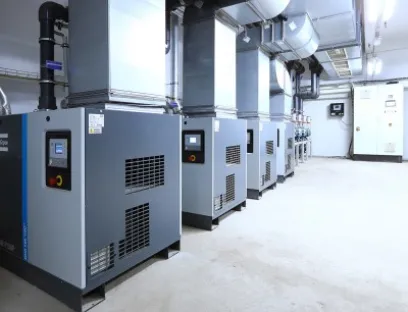Die zentrale Vakuumstation 1 umfasst vier drehzahlgeregelte Schrauben‐Vakuumpumpen des Typs „GHS 585 VSD+“ sowie fünf Booster, Bild: Atlas Copco Die zentrale Vakuumstation 1 umfasst vier drehzahlgeregelte Schrauben‐Vakuumpumpen des Typs „GHS 585 VSD+“