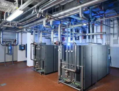 Die Druckluftstation im Werk CW3 wurde im Sommer 2020 erneuert, die Umbauten sind noch nicht ganz abgeschlossen. Hier stehen drei Schraubenkompressoren des Typs ZR 160 VSD+ FF sowie zwei alte öleingespritzte Maschinen, die in Kürze ebenfalls durch einen Atlas-Copco-Kompressor ersetzt werden sollen, Bild: Atlas Copco / Henning Scheffen Die Druckluftstation im Werk CW3 wurde im Sommer 2020 erneuert