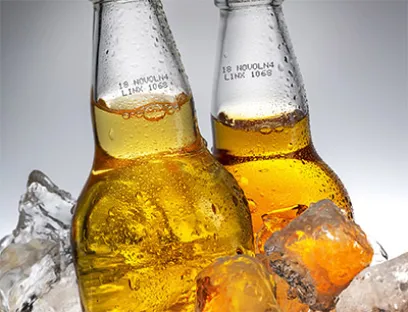 Kennzeichnung auf Glasflaschen mit Bluhm Systeme