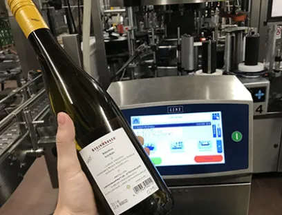 Neben der laufenden amtlichen Prüfnummer (L.A.P.) und der Uhrzeit der Abfüllung werden der jeweilige Alkoholgehalt sowie das Flaschenvolumen mit abgedruckt.