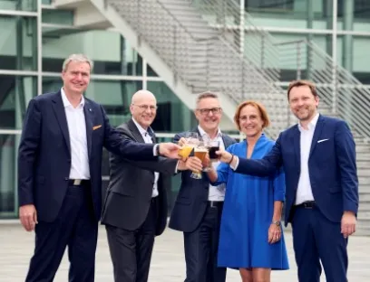 Drinktec und Brau Beviale schließen sich zusammen (v.l.n.r. CEO Nürnberg Messe Peter Ottmann, CEO Messe München Dr. Reinhard Pfeiffer, CEO Yontex Rolf Keller, Executive Vice President Yontex Petra Westphal, CEO Messe München Stefan Rummel), Bild: Yontex Drinktec und Brau Beviale schließen sich zusammen