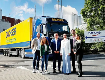 v.l.n.r.: Jochen Oeckler, Pabst Transport, Laure Bouchereau de Pury, Danone, Jan-Oliver Schneider, Dachser, Yuliya Mazura, Danone, Harald Kümmel, Dachser, und Katharina Roth, Danone, Bild: Dachser Food Logistics Dachser Food Logistics im Einsatz mit einem E-LKW bei Danone