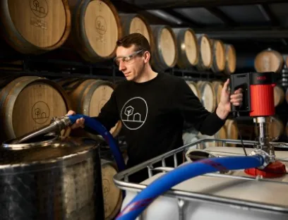 Aromaempfindlicher Agavendicksaft oder Fruchtsaftkonzentrate werden schonend und hygienisch zur weiteren Verarbeitung zu alkoholischen und nicht-alkoholischen Mischgetränken gefördert, Bild: Flux Aromaempfindlicher Agavendicksaft oder Fruchtsaftkonzentrate werden schonend und hygienisch zur weiteren Verarbeitung zu alkoholischen und nicht-alkoholischen Mischgetränken gefördert