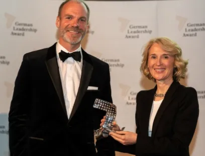 Lars Wagner, COO bei MTU Aero Engines, überreicht Ayla Busch die Auszeichnung, Bild: Andreas Schwarz Lars Wagner, COO bei MTU Aero Engines, überreicht Ayla Busch die Auszeichnung