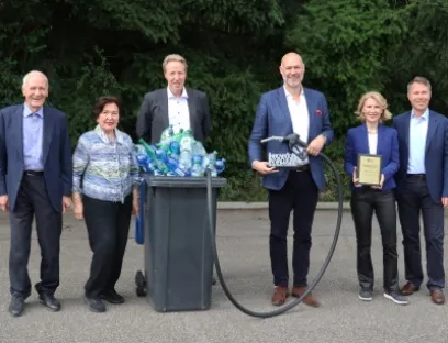 Verleihung des „Innovation in Vacuum Busch Award 2020“ (v.l.n.r.): Dr.-Ing. Karl Busch, Ayhan Busch, Oyvind Hansen Billing (Geschäftsführer Busch Vakuumteknikk AS), Hans-Christian Felde (Einkaufsleiter Quantafuel ASA), Ayla Busch, Kaya Busch, Bild: Busch Vacuum Solution Verleihung des „Innovation in Vacuum Busch Award 2020“