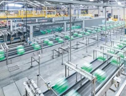 Zu den vier kompletten KHS-Linien bei Reginald Lee gehören auch die Innopack-Kisters-Schrumpfpacker, Bild: KHS Zu den vier kompletten KHS-Linien bei Reginald Lee gehören auch die Innopack-Kisters-Schrumpfpacker