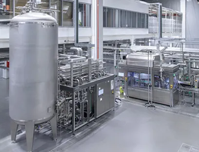 KHS-Prozess- und Fülltechnik mit Kurzzeiterhitzer (links) und Dosenfüller (rechts) im Einsatz bei Borjomi, Bild: Frank Reinhold KHS-Prozess- und Fülltechnik mit Kurzzeiterhitzer (links) und Dosenfüller (rechts) im Einsatz bei Borjomi