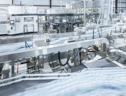 Bei Real-Pure Bottling in Magee, Mississippi, steht der erste der beiden Triblöcke mit Streckblasmaschine, Etikettiermodul und Füller, Bild: KHS-Gruppe Bei Real-Pure Bottling in Magee, Mississippi, steht der erste der beiden Triblöcke mit Streckblasmaschine, Etikettiermodul und Füller