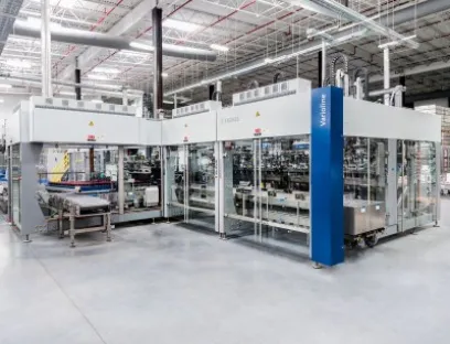 Die Varioline von Krones realisiert selbst dreistufige Verpackungsprozesse und ersetzt dadurch bis zu sechs Einzelmaschinen