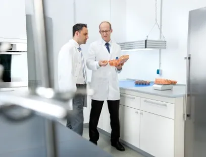 Tüv Süd sorgt mit seinen umfassenden Zertifizierungsleistungen und seinen Experten, die sich seit vielen Jahren intensiv mit der Lebensmittelbranche beschäftigen, für mehr Sicherheit in der Lebensmittelindustrie, Bild: Tüv Süd Sicherheit in der Lebensmittelindustrie