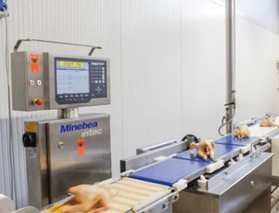 Die vollverkleidete Wäge- und Sortieranlage erzielt einen Standarddurchsatz von über 100 Stück pro Minute bei Valle Spluga