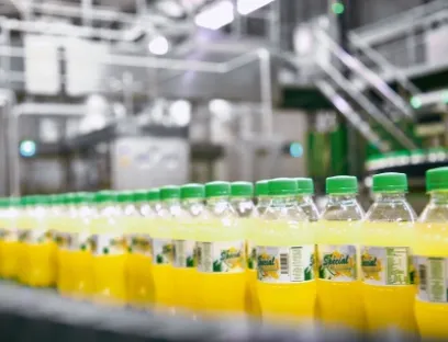 Auf der PET-Linie von UCB werden Wasser und Limonaden in vier verschiedene Flaschengrößen abgefüllt - hier 330 Milliliter