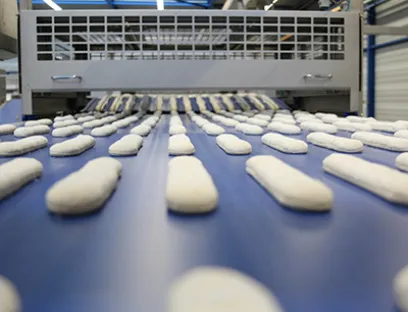 Backstraße mit Teig-Rohlingen