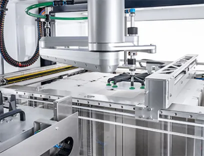 Bei der Zuführung direkt von der Palette zieht ein F4-Roboter jeden Zuschnitt einzeln aus dem Bogen, Bild: Gerhard Schubert Bei der Zuführung direkt von der Palette zieht ein F4-Roboter jeden Zuschnitt einzeln aus dem Bogen.