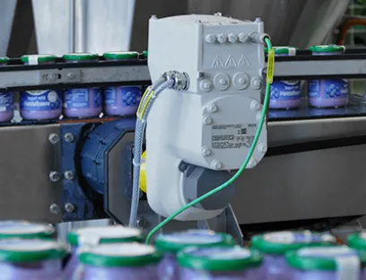 Hocheffiziente Antriebseinheiten von SEW-Eurodrive sorgen für den schonenden und energieeffizienten Transport der Joghurtgläser bei Andechser, Bild: SEW-Eurodrive Hocheffiziente Antriebseinheiten von SEW-Eurodrive sorgen für den schonenden und energieeffizienten Transport der Joghurtgläser.