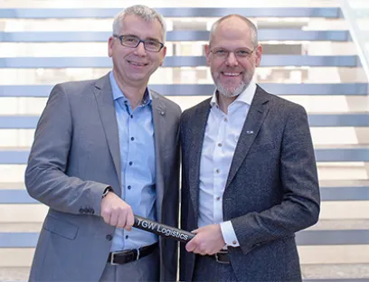 Harald Schröpf (links) übergibt den Staffelstab an Henry Puhl (rechts), Bild: TGW Logistics Staffelstabübergabe bei TGW Logistics