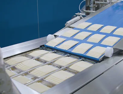 Käse in wiederverschließbarer MAP-Verpackung auf der Tiefziehverpackungsmaschine „wePACK 7000“, Bild: Südpack wiederverschließbare MAP-Verpackung auf der Tiefziehverpackungsmaschine „wePACK 7000“