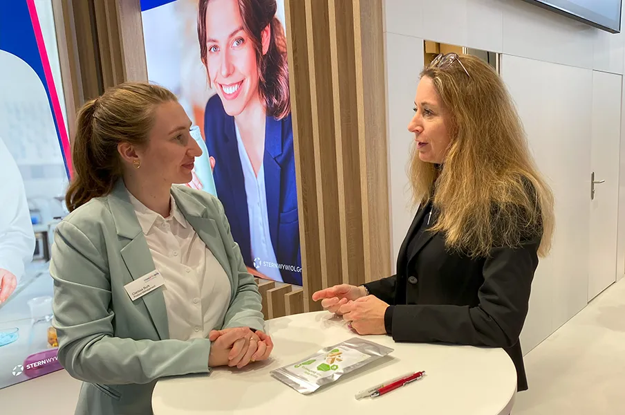 Clarissa Burk, Product Manager bei  Sternvitamin, und Susanne Woggon, Chefredakteurin von LMV-online.de im Gespräch