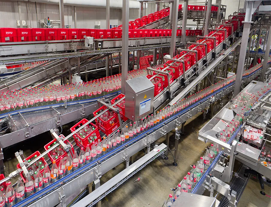 Betrieb bei Coca-Cola am laufenden Band, ein ungeplanter Stillstand würde immense Kosten verursachen