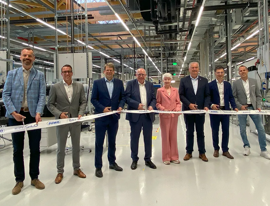 v.l.n.r.: Projektleiter Stefan Reith, Jumo-Geschäftsführer Dr. Steffen Hoßfeld, Fuldas Oberbürgermeister Dr. Heiko Wingenfeld, Gesellschafter Bernhard Juchheim, Brigitte Juchheim, Landrat Bernd Woide, Jumo-Geschäftsführer Dimitrios Charisiadis und Stefan Steinbeck, Werksleiter Sensilo bei der feierliche Eröffnung des neuen Sensilo Werkes von Jumo in Fulda, Bild: LMV-online.de / Susanne Woggon Feierliche Eröffnung des Sensilo Werkes von Jumo in Fulda