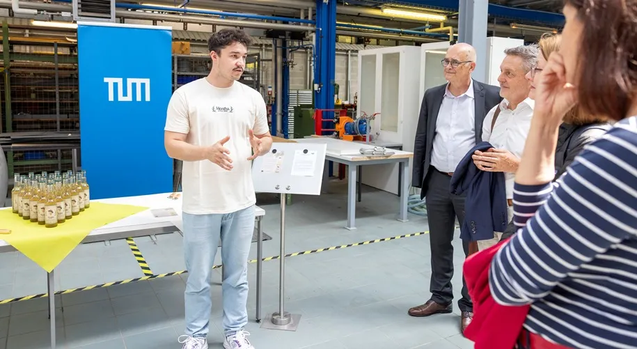 In den TUM Venture Labs werden wissenschaftsbasierte Start-ups gefördert - von der ersten Idee bis zur Marktreife. Julian Kössel (links) präsentierte der Fachpresse Mentha, ein Erfrischungsgetränk mit acht verschiedenen und handverlesenen Minzpflanzen, aus eigenem biologischen und natürlichen Anbau