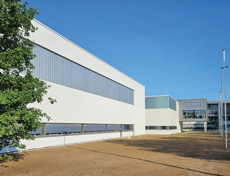 Effizienz auf rund 6.000 Quadratmern: Der Neubau am Bürkert Standort Öhringen kombiniert Fertigung und Montage mit einem automatischen Kleinteilelager und Schmalgang-Palettenlager, Bild: Bürkert Fluid Control Systems Effizienz auf rund 6.000 Quadratmern: Der Neubau am Bürkert Standort Öhringen kombiniert Fertigung und Montage mit einem automatischen Kleinteilelager und Schmalgang-Palettenlager