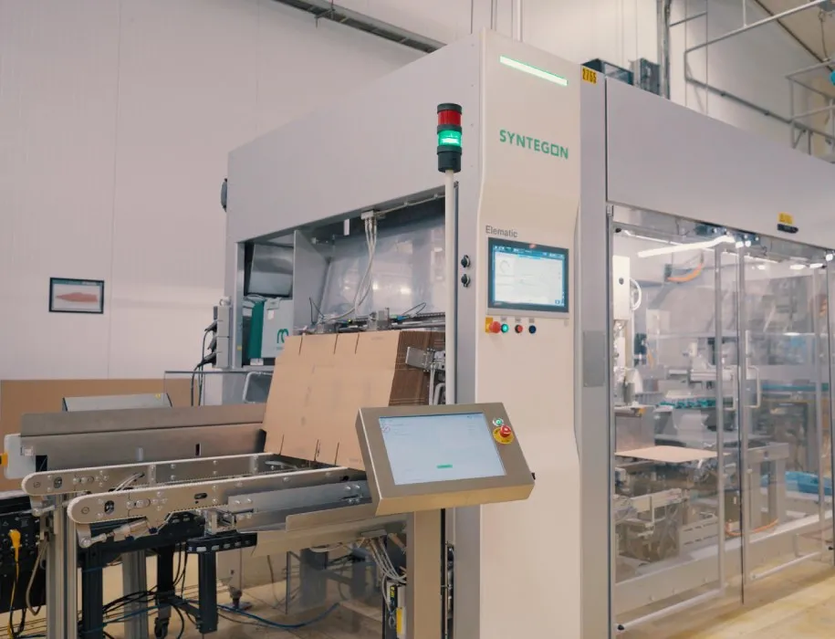 Ein perfekt abgestimmtes Duo: Ein vorhandener vertikaler Schlauchbeutelautomat „SVE 2520 DZ“ wurde mit dem Wrap-around-Kartonpacker „Elematic 2001“ kombiniert, Bild: Syntegon Ein vorhandener vertikaler Schlauchbeutelautomat „SVE 2520 DZ“ wurde mit dem Wrap-around-Kartonpacker „Elematic 2001“ kombiniert