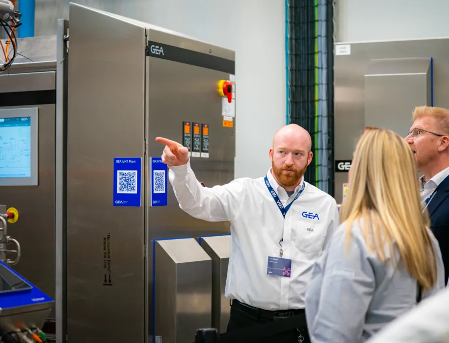 Gea Testingenieur Tim Morris beim Erklären der neuen Anlage, Bild: Gea Gea Testingenieur Tim Morris beim Erklären der neuen Anlage
