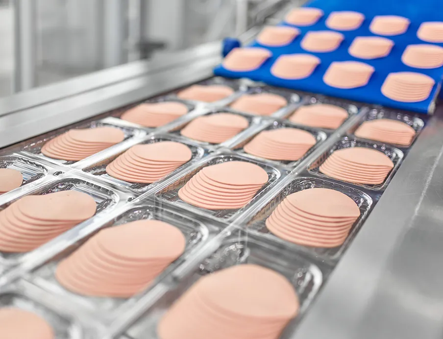 Die leistungsstarke Komplettlinie vom Slicer bis zum Thermoformer inklusive Querbahn-Etikettierer ist speziell auf die Bedürfnisse von Lebensmittelherstellern mit breitem Produktsortiment und wechselnden Produktionsanforderungen zugeschnitten, Bild: Weber Technology Leistungsstarke Verpackungslinie von Weber vom Slicer bis zum Thermoformer inklusive Querbahn-Etikettierer, die speziell auf die Bedürfnisse von Lebensmittelherstellern mit breitem Produktsortiment und wechselnden Produktionsanforderungen zugeschnitten ist