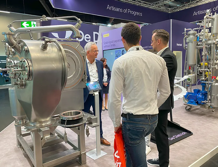 Austausch auf der Powtech Technopharma 2025
