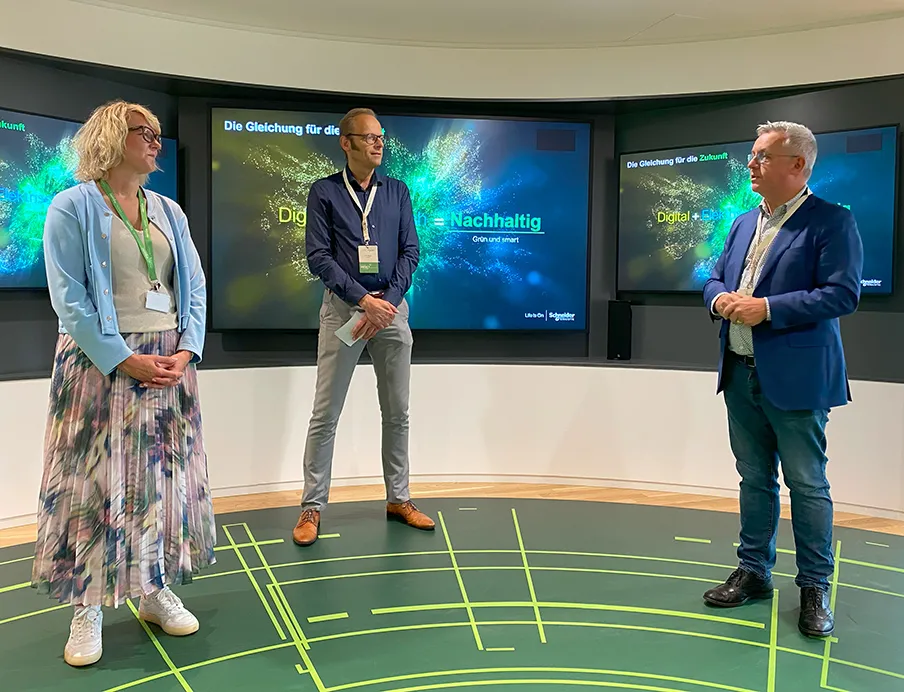 Kathrin Aehling, Vice President Channel & Marketing DACH, Dr. Tim Meyer und Mike Hughes, CEO DACH