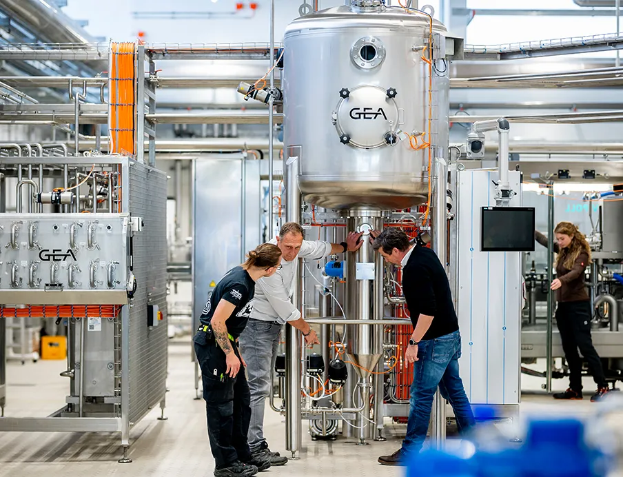 An der Hochschule Geisenheim lernen Studenten an einer Multipurpose-Anlage, wie man industrielle Prozesse denkt und wie man sie gestaltet. Michael Ludwig, 2. von links, leitet das Getränketechnologische Zentrum für nichtalkoholische Anwendungen
