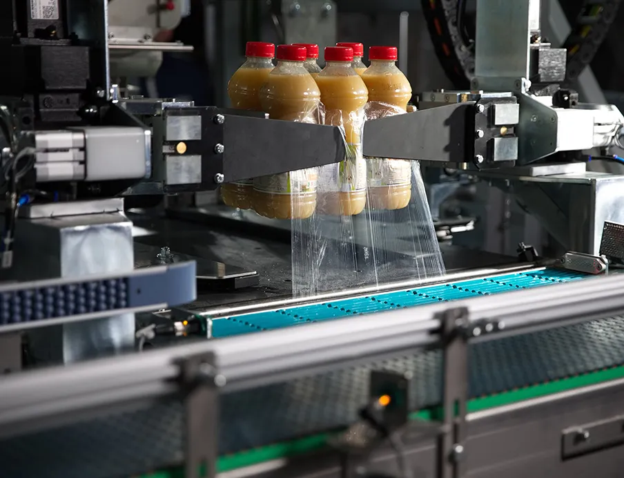 Im neuen Stretchpacker arbeiten zehn Antriebe hochsynchron zusammen, unterstützt von leistungsstarken Softwaremodulen, die komplexe Bewegungsabläufe intuitiv konfigurierbar machen, Bild: SEW-Eurodrive Im neuen Stretchpacker arbeiten zehn Antriebe hochsynchron zusammen, unterstützt von leistungsstarken Softwaremodulen, die komplexe Bewegungsabläufe intuitiv konfigurierbar machen