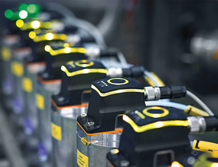 Die IO-Link-fähigen Ventilsensoren erfassen nicht nur die Klappenstellung, sondern erkennen auch Verschleiß, Blockaden oder Anhaftungen an den Ventilen, was zur vorbeugenden Instandhaltung beiträgt.