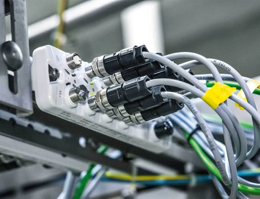 Dezentrale IO-Link-Module bündeln die Sensorsignale und ermöglichen gleichzeitig von der IT-Seite aus einen detaillierten Einblick bis hinein in den digitalen Sensor, was eine maximale Diagnosetiefe gewährleistet.