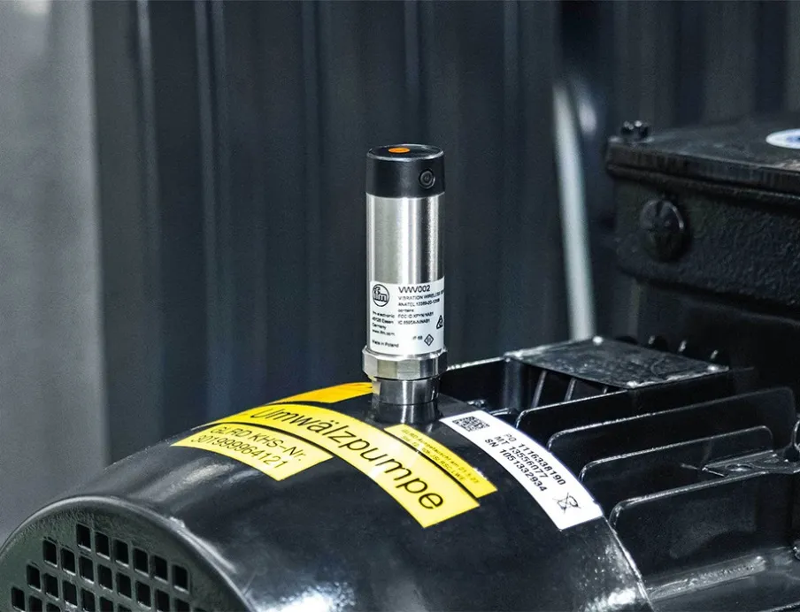 Ein kabelloser Schwingungssensor auf der Umwälzpumpe zur zuverlässigen und intermittierenden Überwachung der Gesamtschwingung nach DIN ISO 10816.