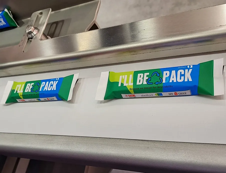 Sacmi zeigt auf der Prosweets Cologne 2026 dispersionsgestrichene Barrierepapiere. Diese können heute vollautomatisch und mit hoher Effizienz verarbeitet werden