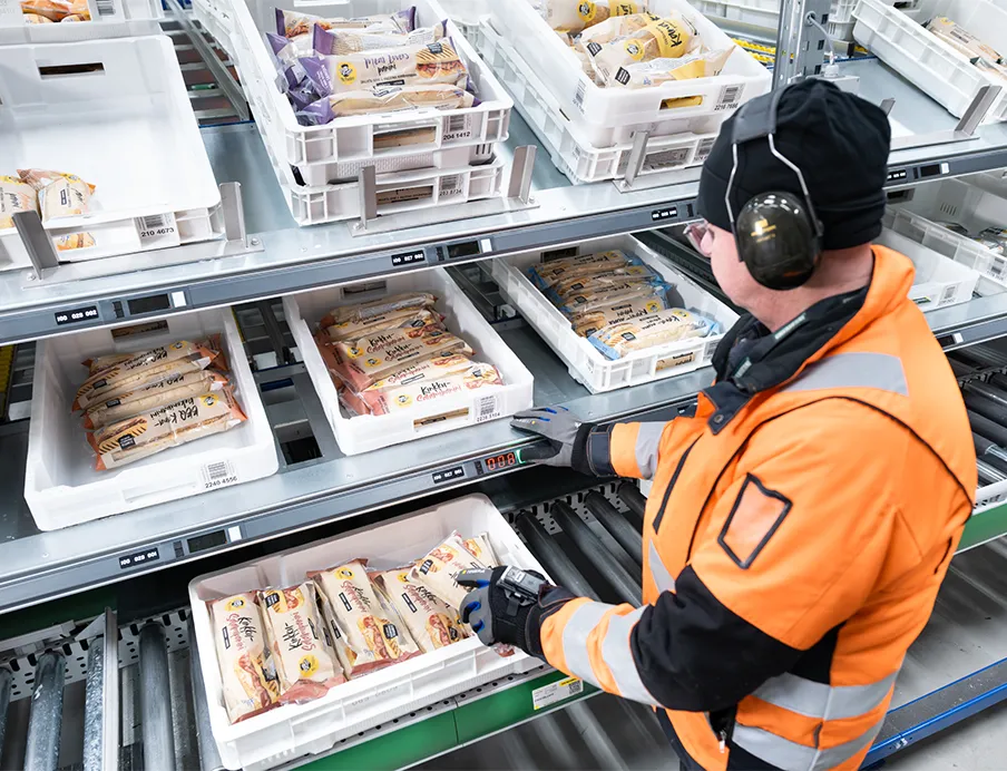 Bei Kokkikartano wurde ein hochautomatisiertes Lagersystem von SSI Schäfer installiert. Fertige Produkte werden automatisch und ohne manuelle Prozesse ins Lager, zur Kommissionierung oder zum Versand transportiert. Jeder Lagerort ist mit einer Leuchtanzeige ausgestattet, die die Produktnummer anzeigt