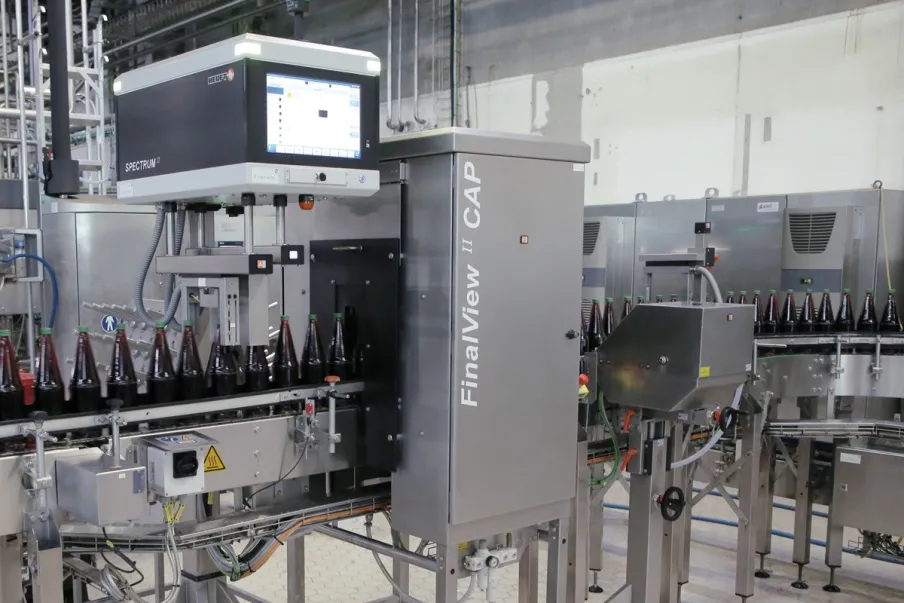 Die Rundum-Verschlussinspektion mit dem HEUFT FinalView II CAP zählt zu den Highlights des Inspektionsequipments in der Mehrweganlage.