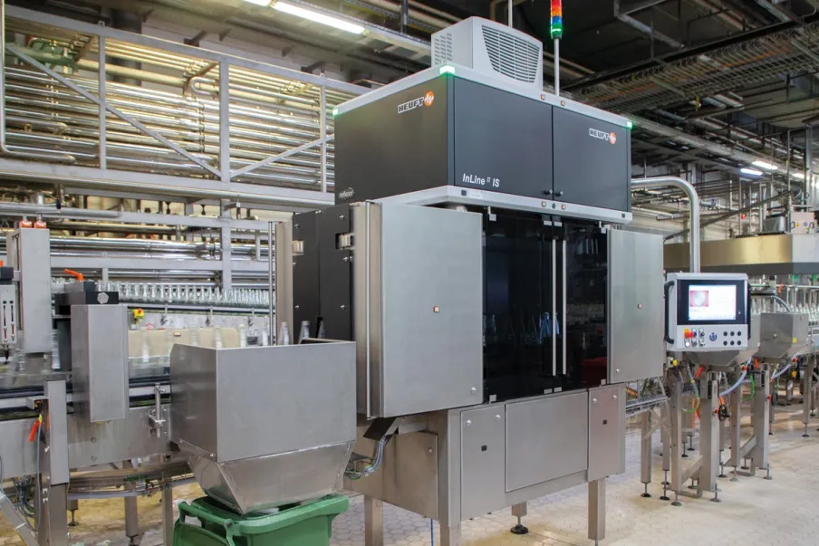 Ein HEUFT InLine II IS übernimmt die All-Surface-Inspektion der leeren Mehrwegflaschen.