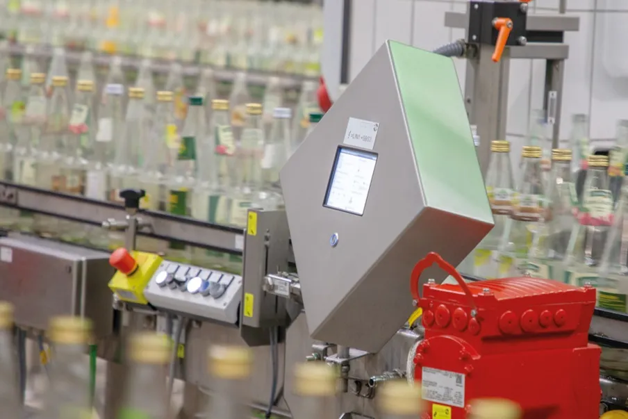 Staudruckfrei und lärmreduziert läuft das Leergut in die Wolfra-Mehrweglinie ein.