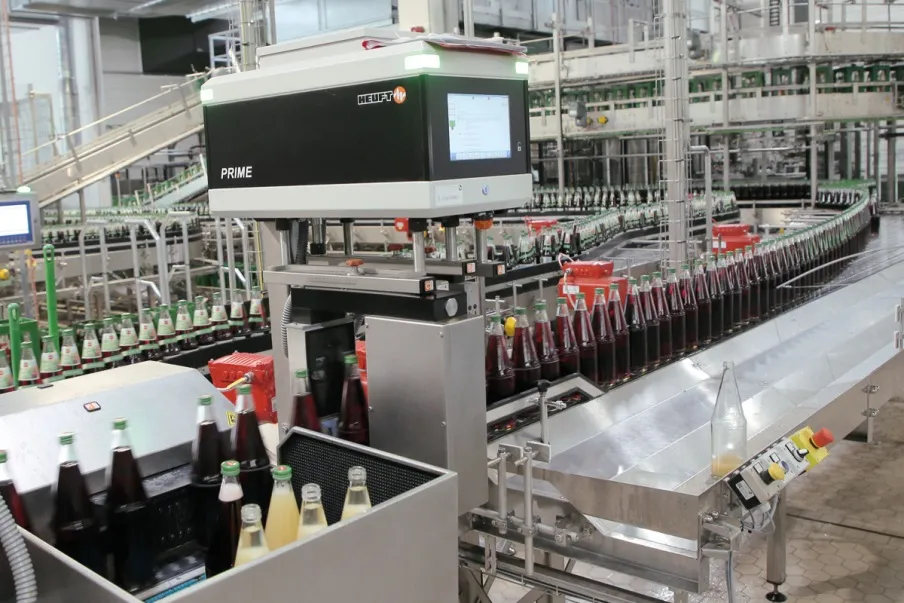 Die Vollgutkontrolle HEUFT PRIME findet u.a. Mehrwegflaschen, deren Füllstand nicht stimmt.