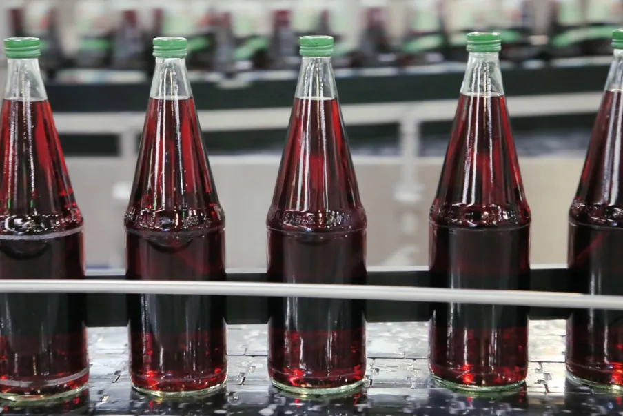 Auch an den Übergängen vom mehr- zum einbahnigen Vollgut-Transport macht die Bändersteuerung von HEUFT den Flaschenfluss ruhiger und harmonischer.