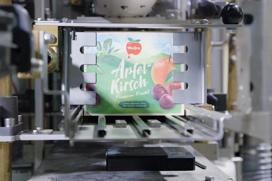 Gleich nach dem Aufbringen der Nassleim-Labels wird noch innerhalb der Etikettiermaschine u.a. ihre Anwesenheit und ihr Sitz überprüft.