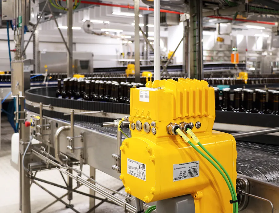 Dezentrale Antriebstechnik: Der Antrieb „Movigear performance“ ist Teil des Automatisierungsbaukastens „Movi-C“ und besteht aus einem dezentralen Umrichter, einem permanent erregten Synchronmotor und einem Getriebe. Diese drei Komponenten befinden sich in einem kompakten Aluminium-Druckgussgehäuse im Hygenic Design