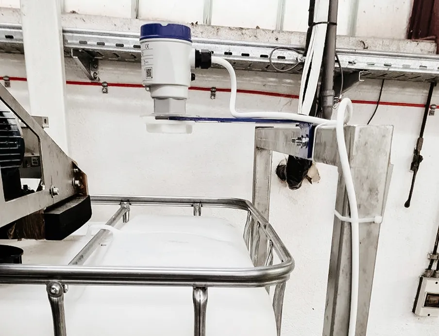 Füllstand des IBCs wird vollständig berührungslos von außen über die Sensoren erfasst