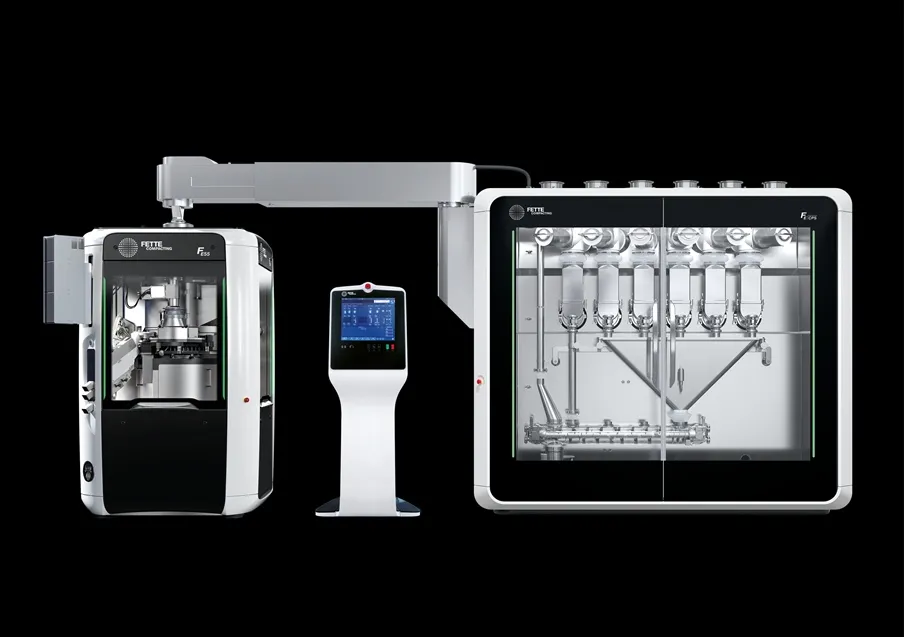Das kontinuierliche Verarbeitungssystem FE CPS (r.) bildet zusammen mit einer Rundläufertablettenpresse (z. B. FE55, links) und einem zentralen Bedienterminal (m.) eine komplette Direktverpressungsanlage für ein hocheffizientes Continuous Manufacturing.