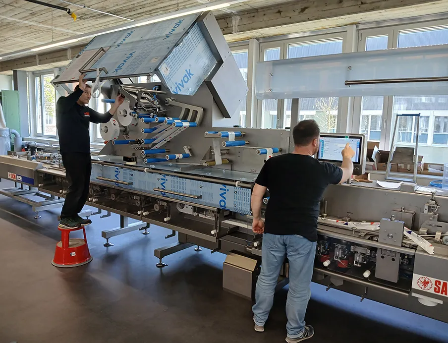 Sacmi-Ingenieure bei der Entwicklung der Schlauchbeutelmaschine JTA+